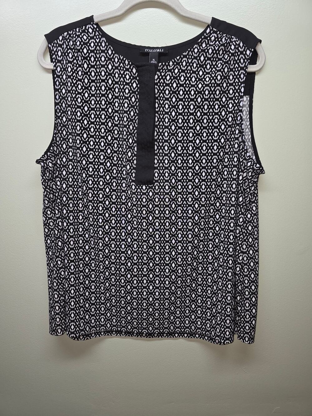 Roz & Ali Women's Geometric Black & White Print Top Size XL